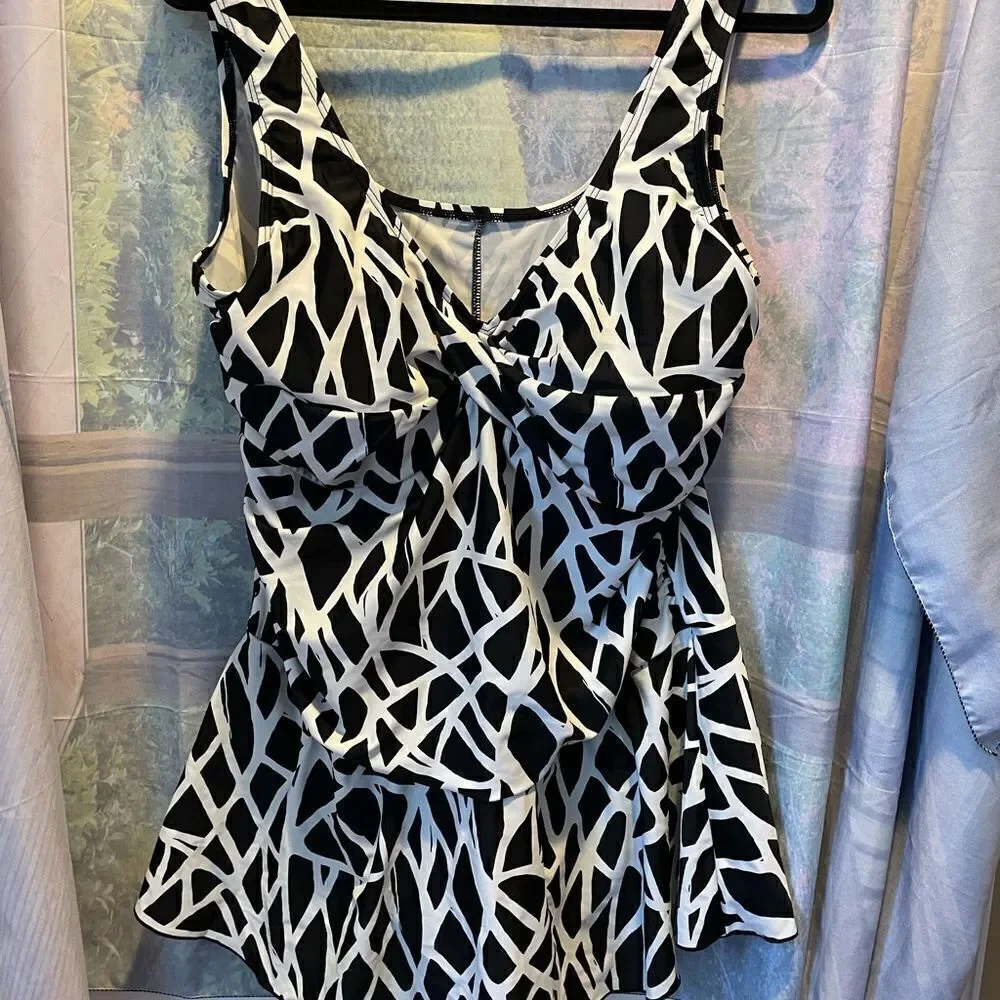 Contour Black and White size 20 gorgeous One Piece Swimsuit